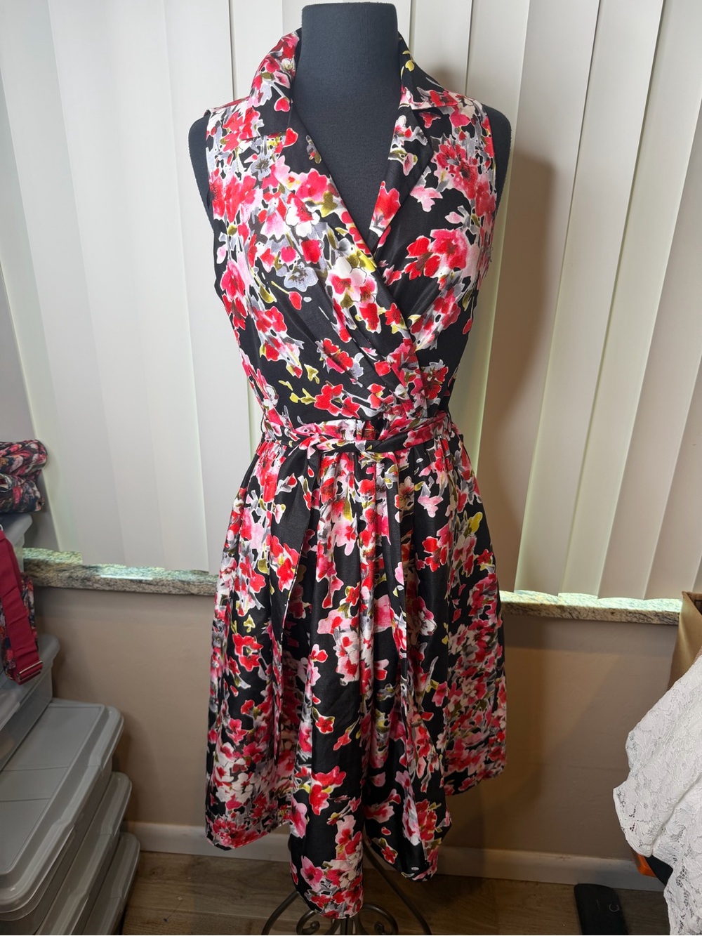 Jessica Howard Floral Wrap Sleeveless Dress in Black and Red White Size 8